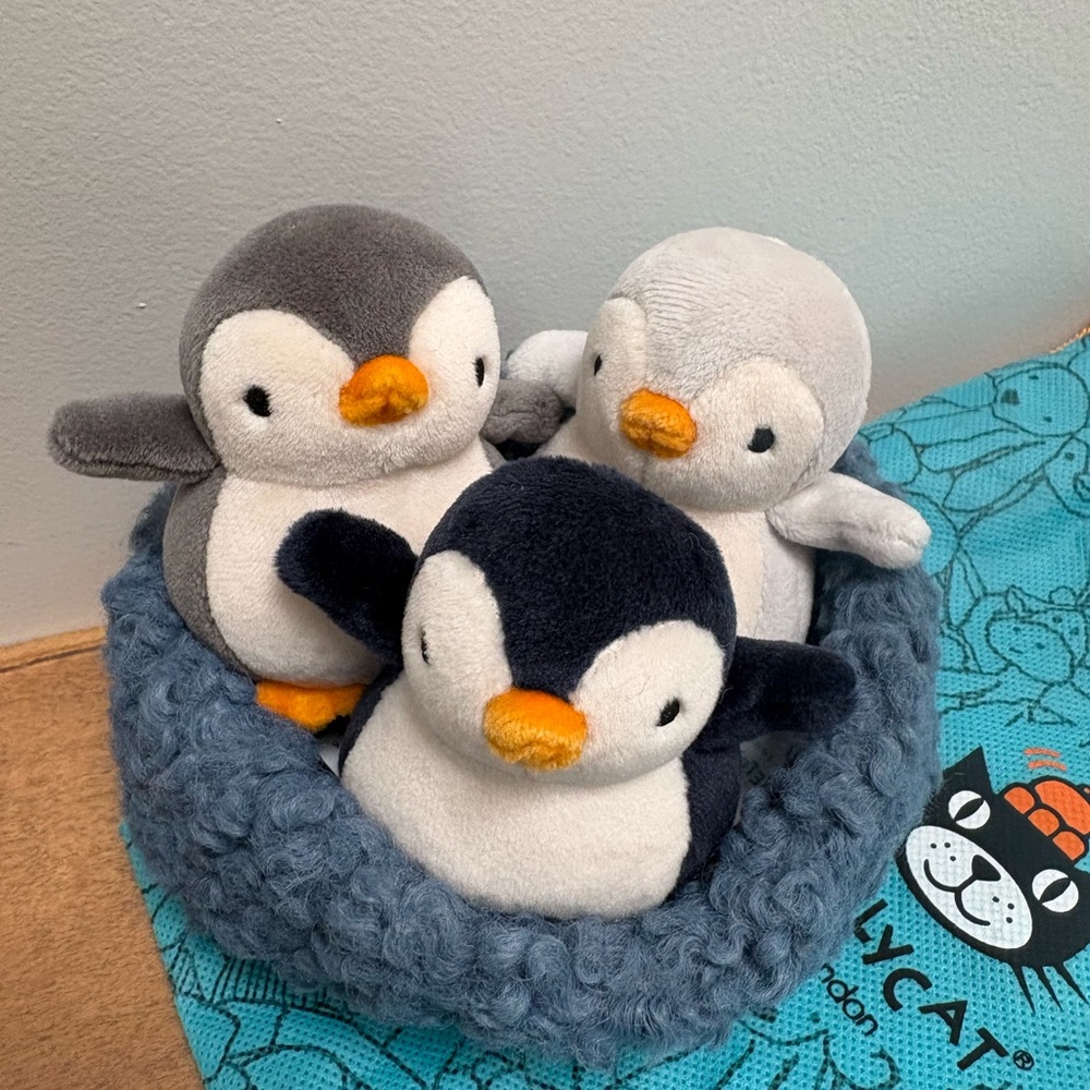 BNWT Jellycat We are Nesting Penguins - RETIRED